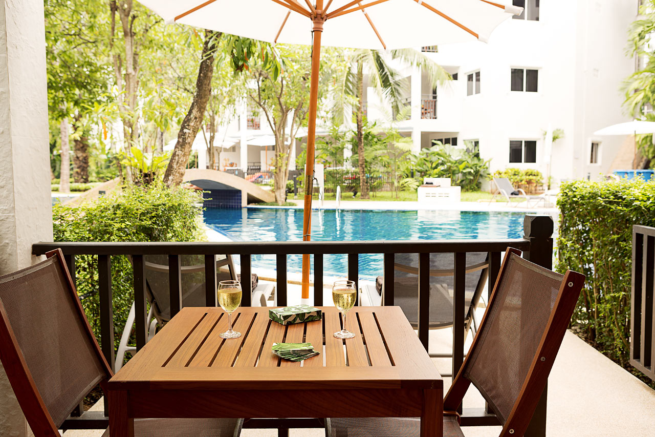 Enrumssvit Royal Family Suite, terrass med direkt access till hotellets pool