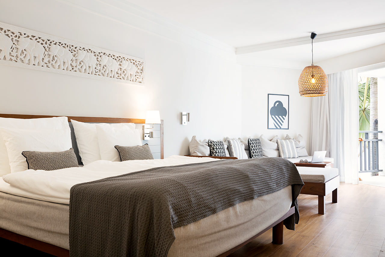 Enrumssvit Family Suite, balkong mot poolområdet.