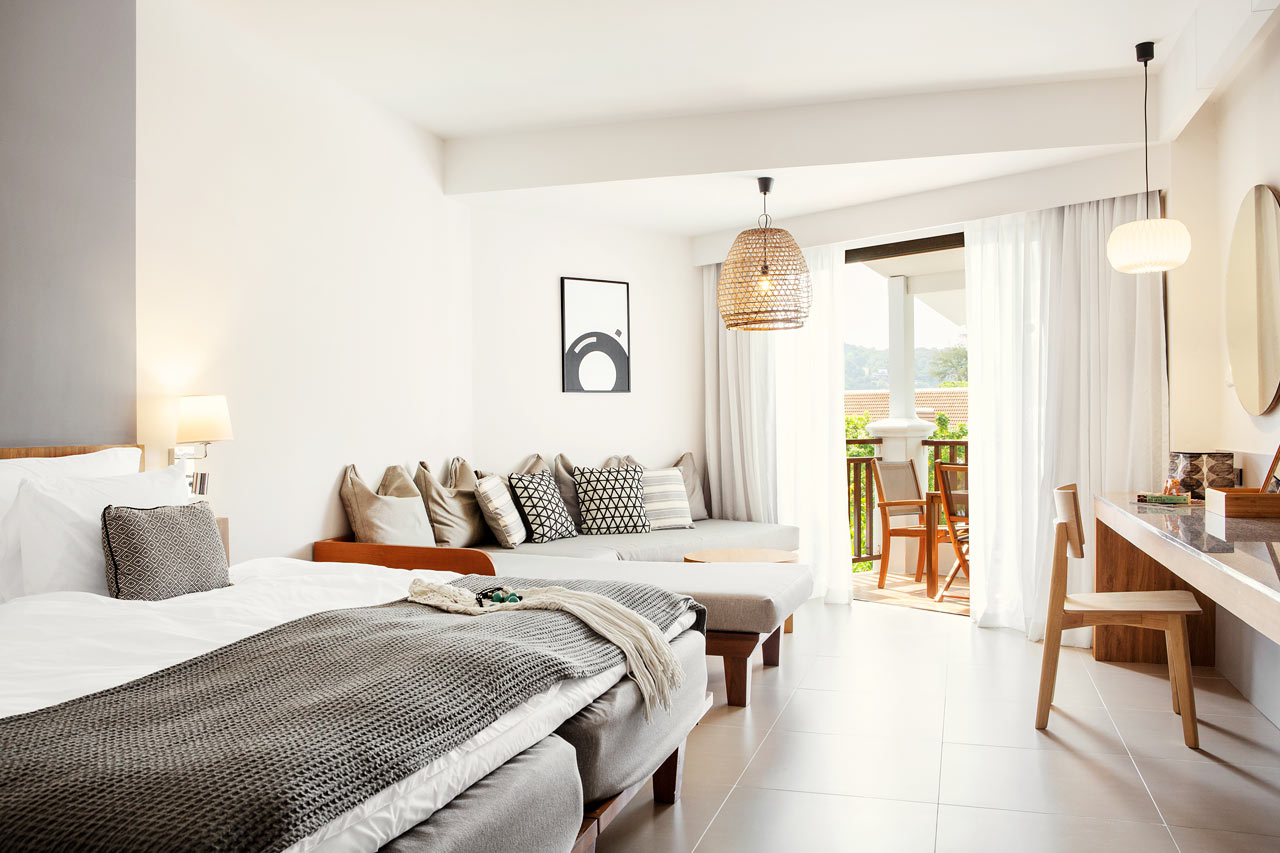 Enrumssvit FAMILY SUITE, balkong mot poolområdet.