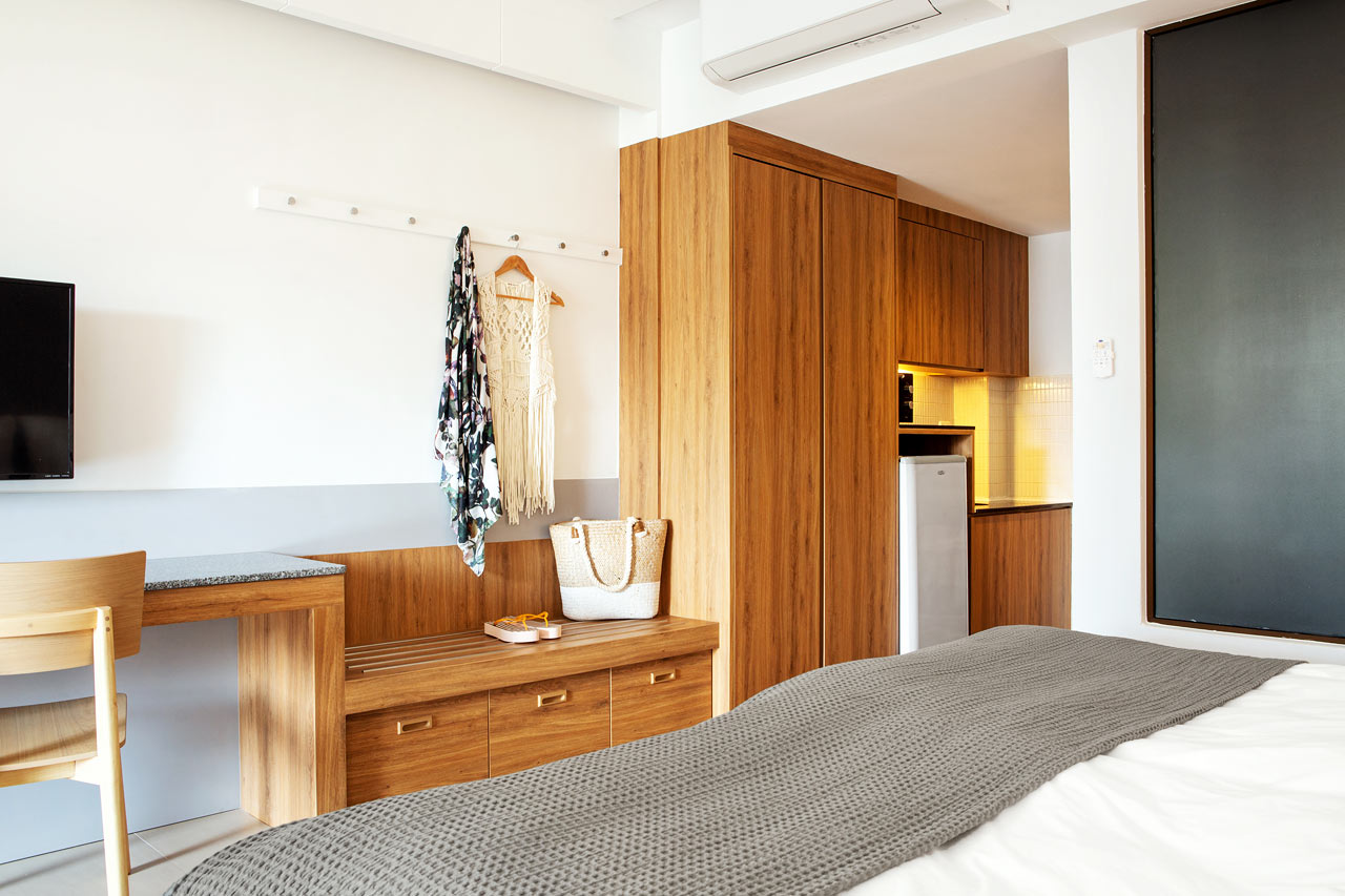 Enrumssvit FAMILY SUITE, balkong mot poolområdet.