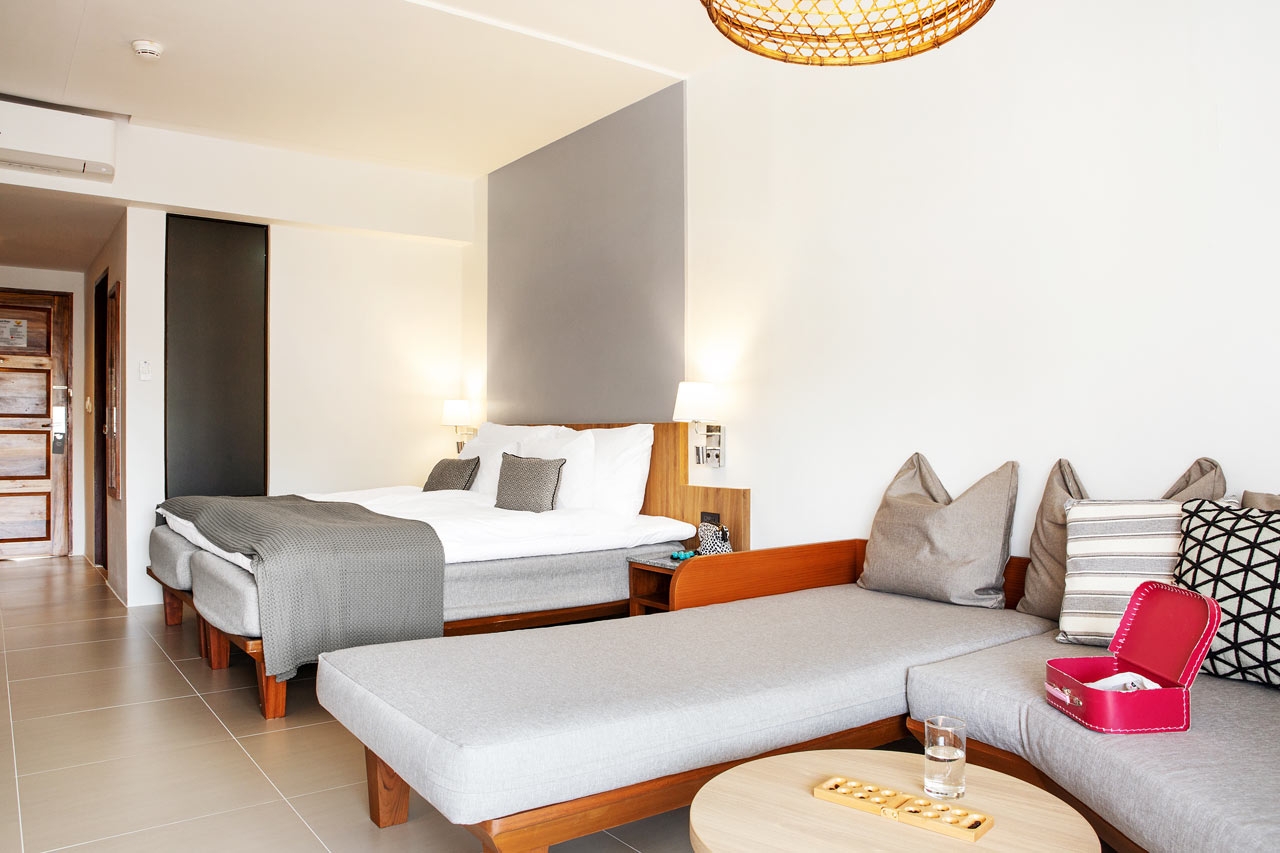Enrumssvit FAMILY SUITE, balkong mot poolområdet.
