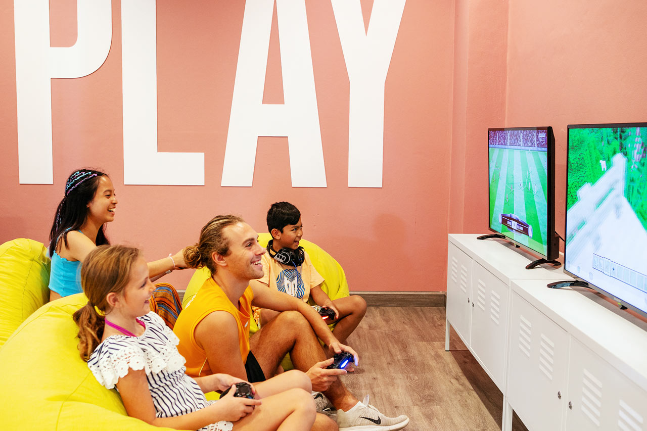 I Teen Lounge kan du spela PlayStation 4.
