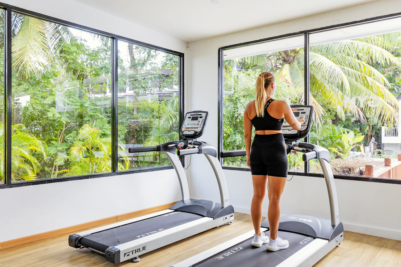 På Sunprime Kamala Beach kan du välja mellan gruppträningspass eller att träna på egen hand i vårt nybyggda gym.