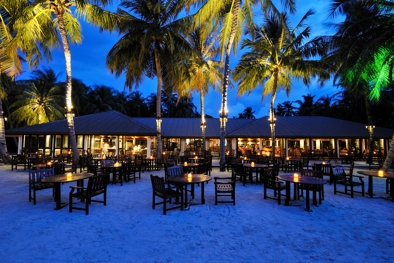 Mysig kvällsstämning i hotellets strandbar