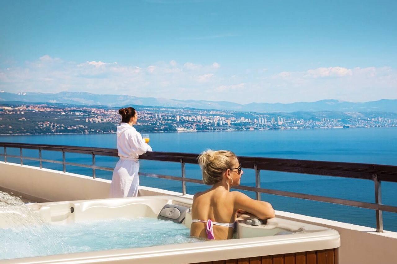 Premiumrummen har tillgång till en solterrass med jacuzzi