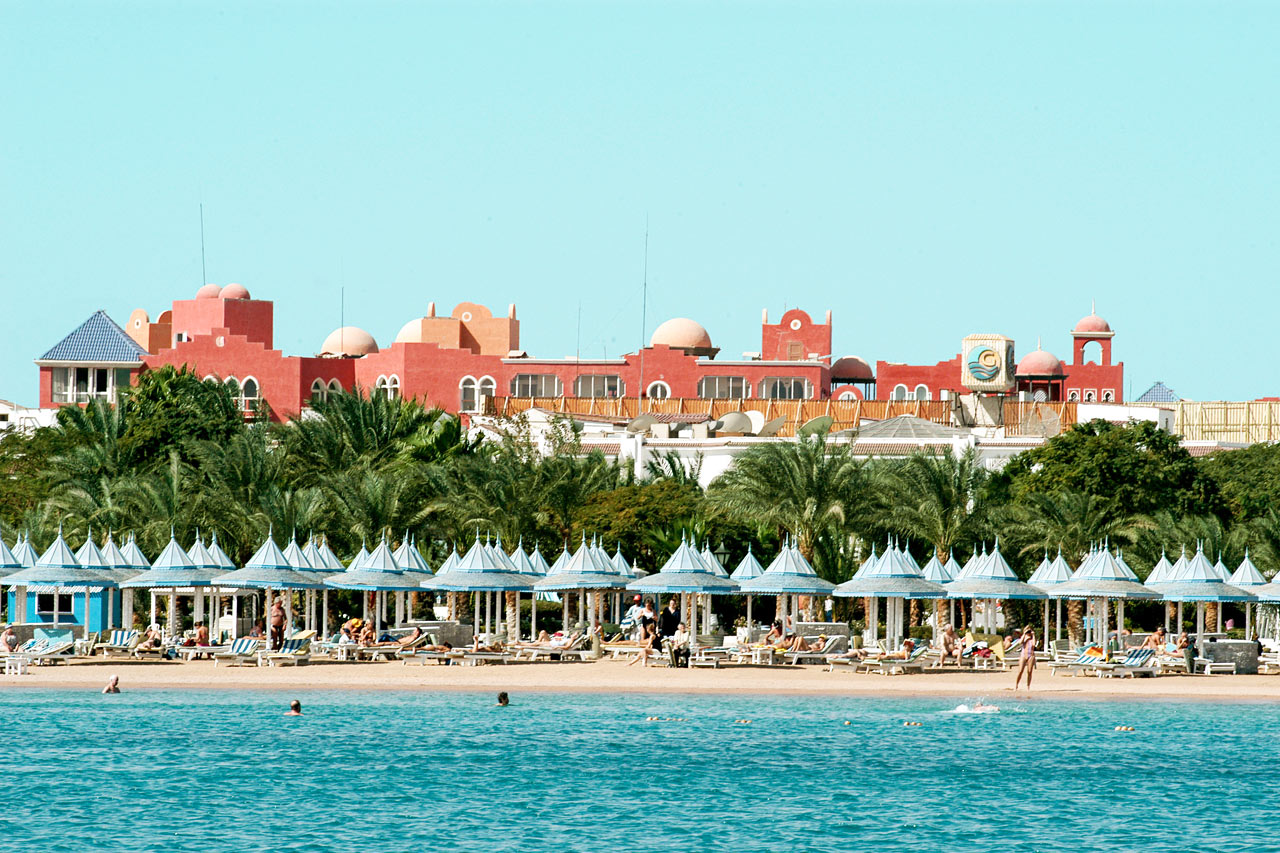 Stranden vid systerhotellet Grand Hotel