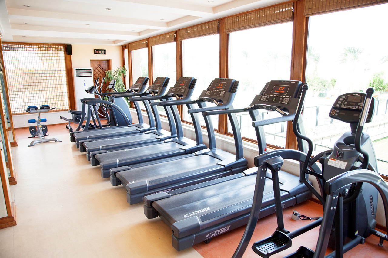 Gymmet i sportcentrat utanför hotellet