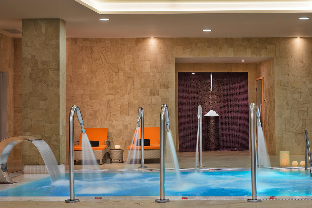 Inomhuspoolen i hotellets spa