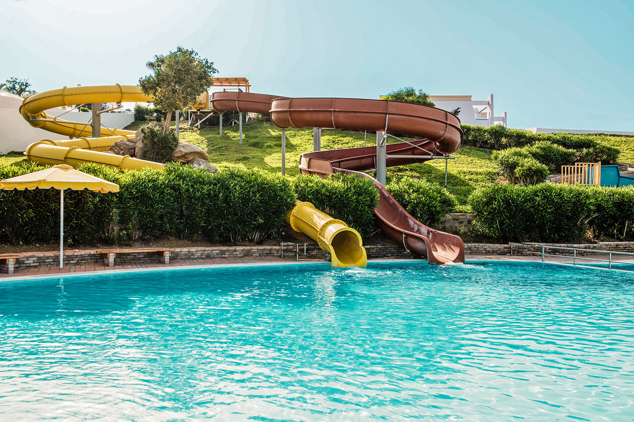 Poolen med vattenrutschbanor är gemensam för fyra Mitsis-hotell