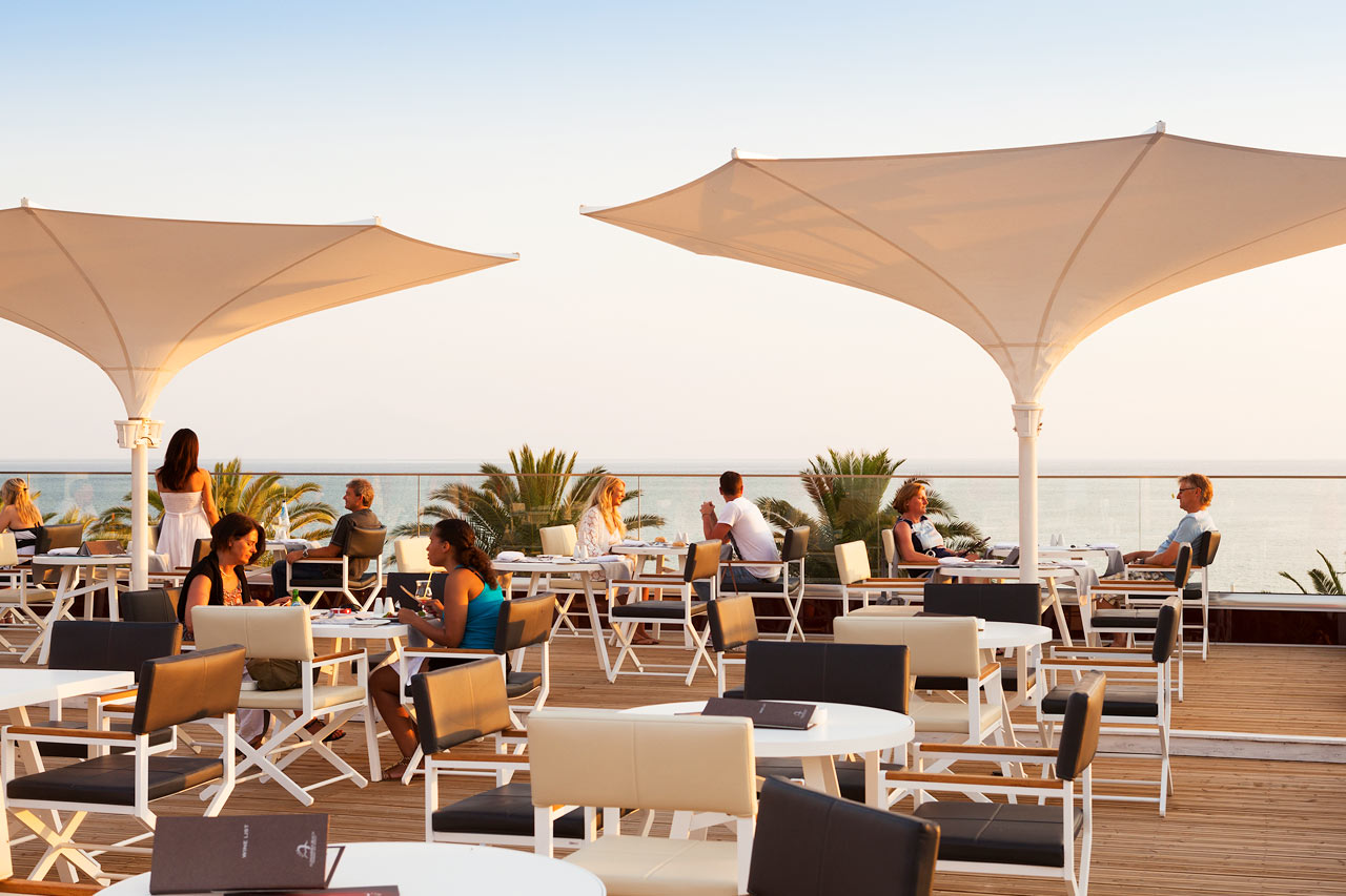 Elegant à la carte-restaurang på takterrassen i huvudbyggnaden