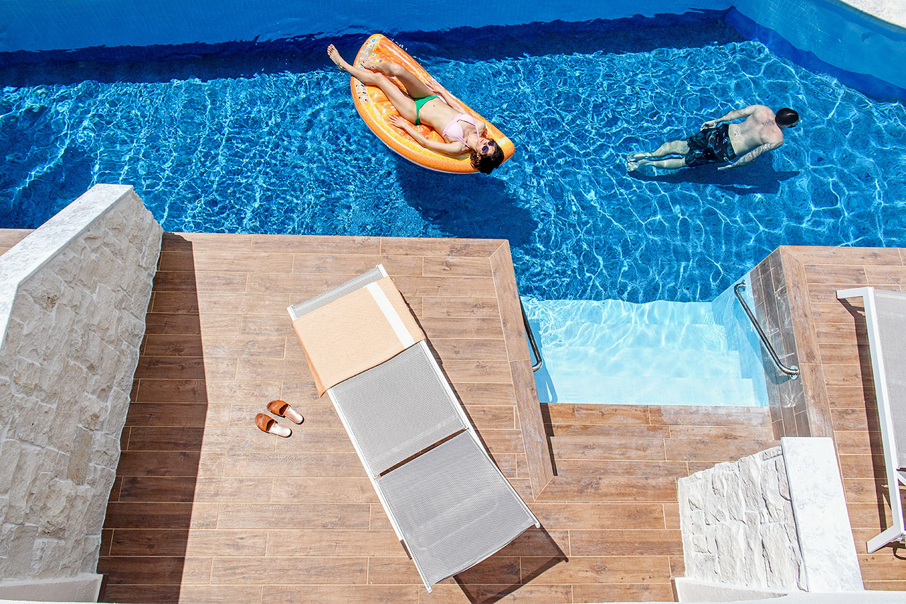 Dubbelrum med direkt poolaccess till gemensam pool (Illustration)