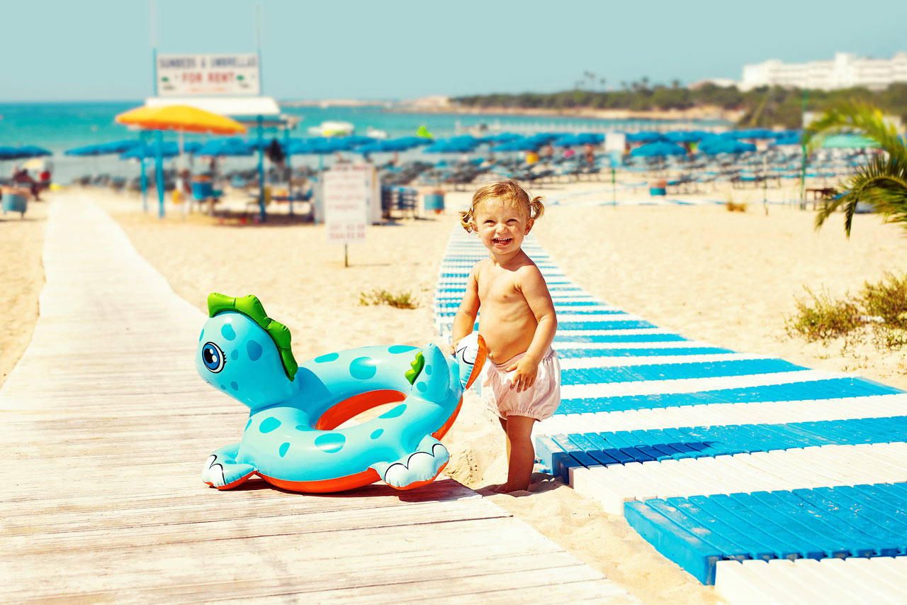 Stranden ligger inte mer än ett hundratal meter från Sunwing Sandy Bay Beach.