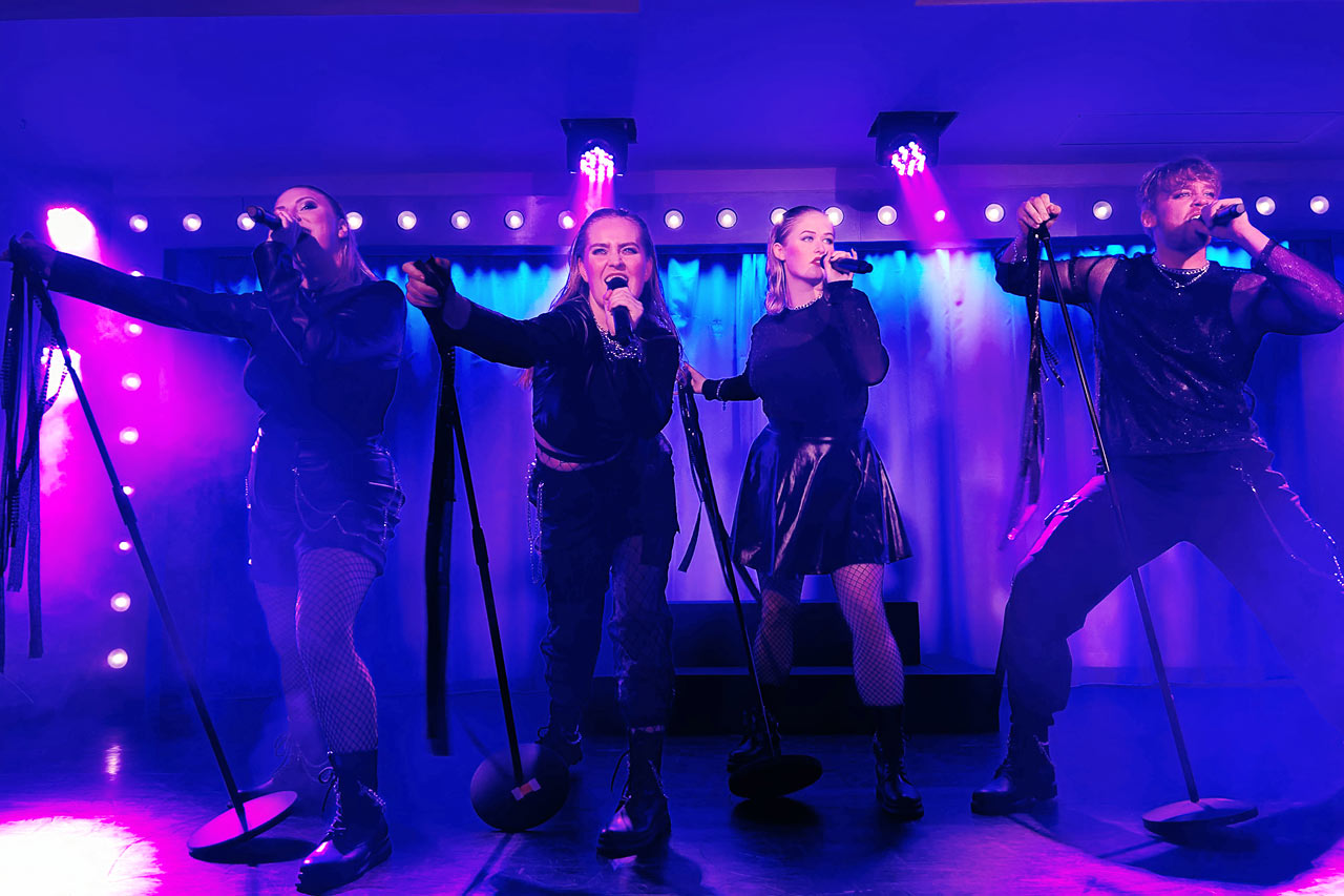 De flesta kvällar i veckan bjuder Vings showteam på professionella scenshower.