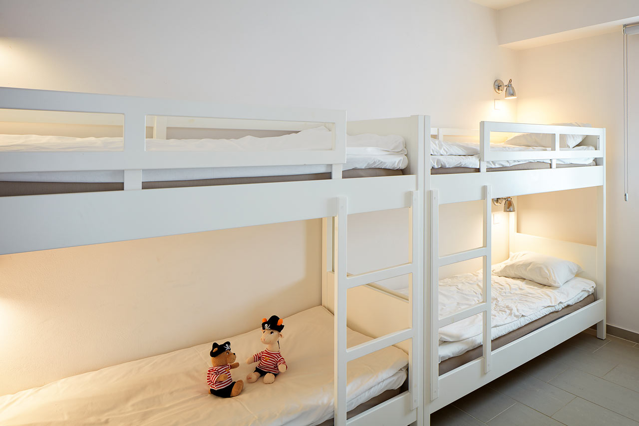 Trerumslägenhet Royal Familu Suite, stor terrass med access till privat, delad pool.