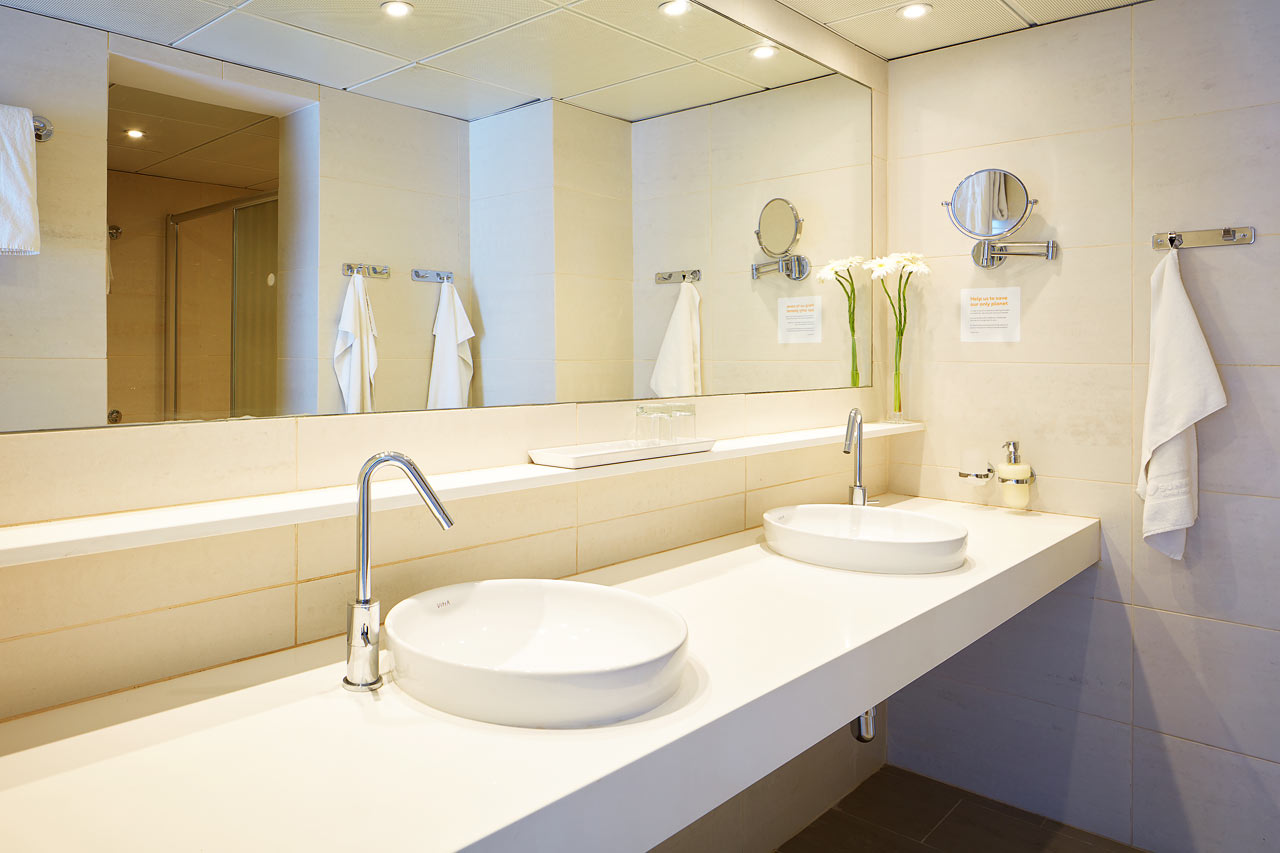 Trerumslägenhet Royal Family Suite, stor terrass med access till privat, delad pool.