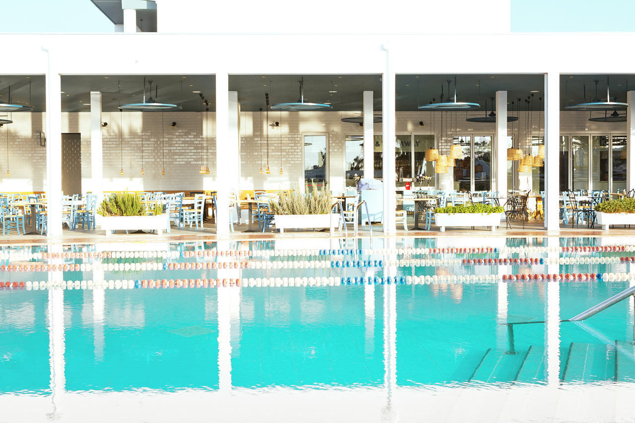 Sportpoolen är perfekt för simning. Njut av en morgonrunda i poolen.
