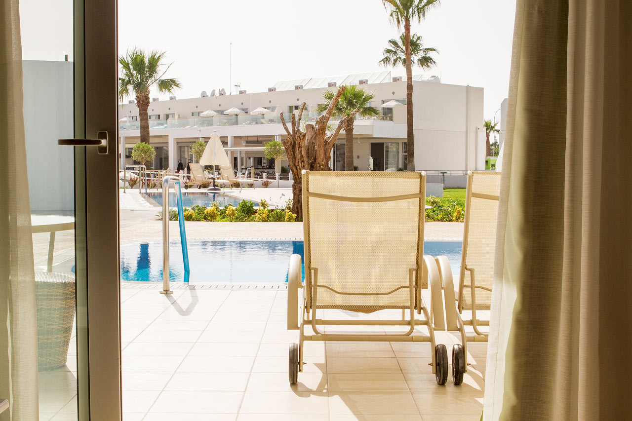 Prime Pool Suite 2 rum, terrass med privat pool.