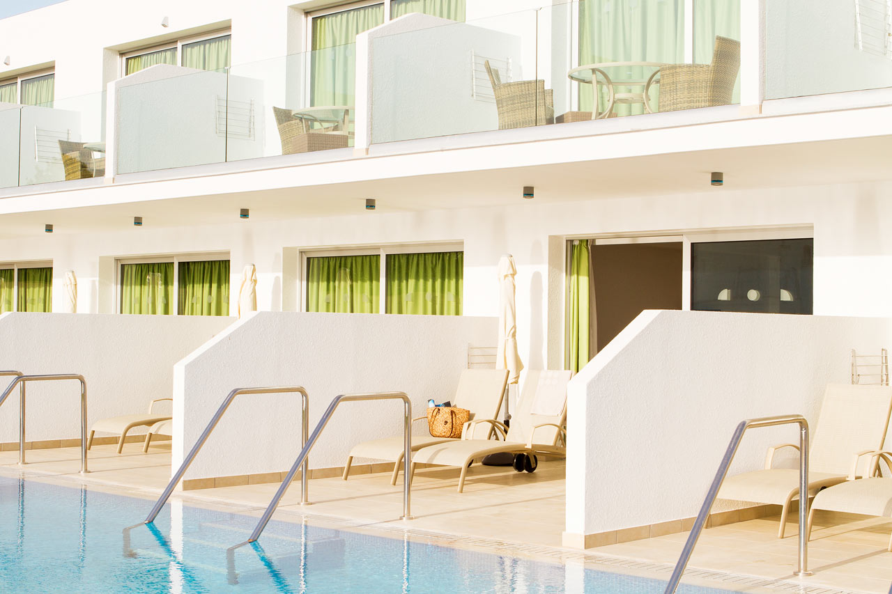 Prime Pool Suite 1 rum, terrass med access till privat, delad pool.