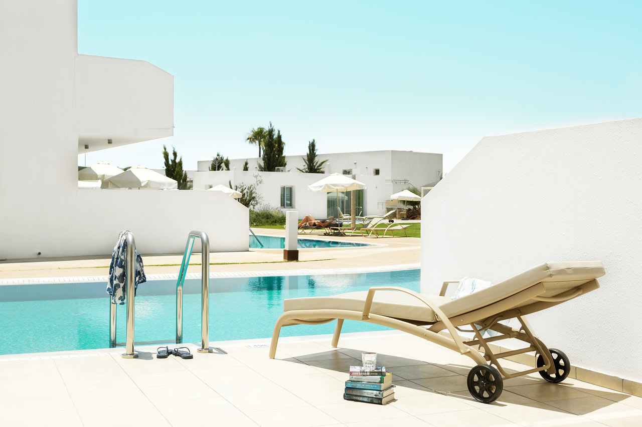 Prime Pool Suite 1 rum, stor terrass med access till privat, delad pool.