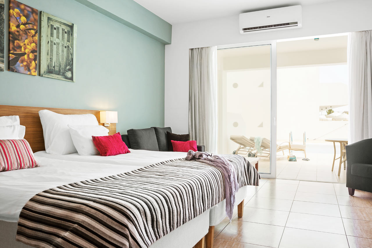 Prime Pool Suite 1 rum, stor terrass med access till privat, delad pool.
