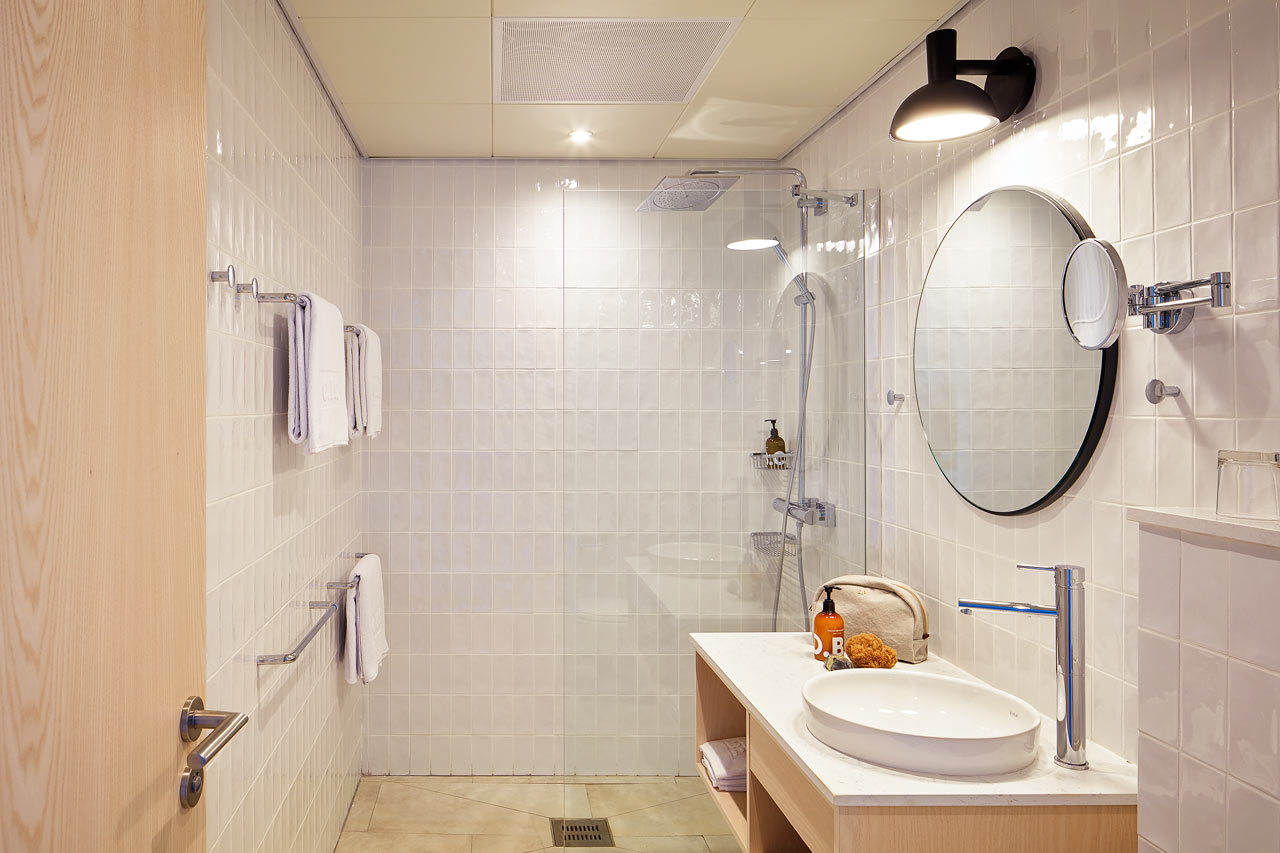 2-rums CLUB SUITE, terrass mot havet med access till privat, delad pool.