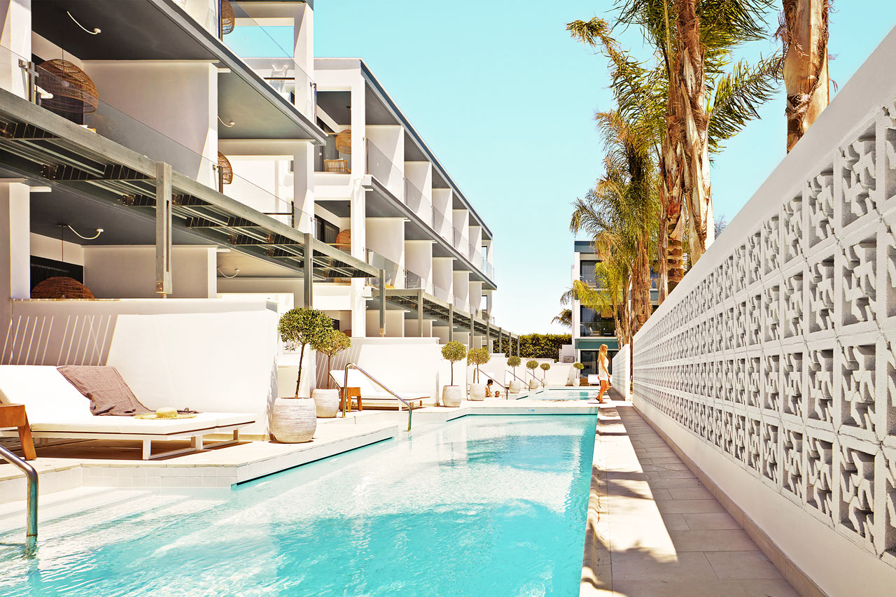 1-rums COMPACT SUITE, terrass mot poolområdet med access till privat, delad pool.