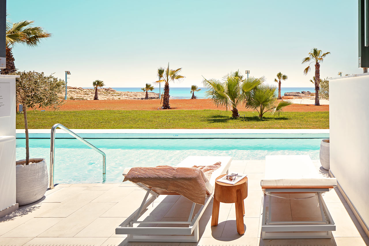 2-rums CLUB SUITE, terrass mot havet med access till privat, delad pool.
