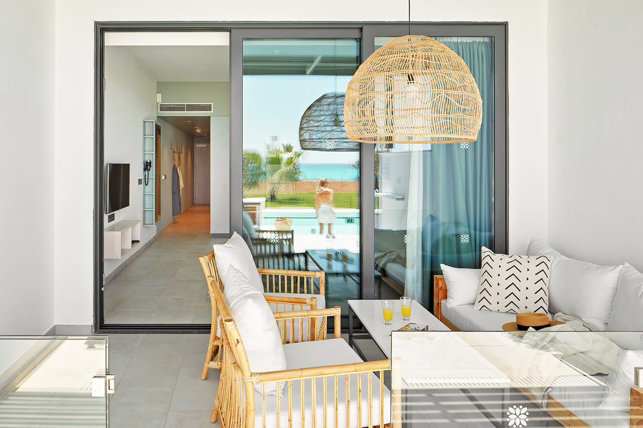 2-rums CLUB SUITE, terrass mot havet med access till privat, delad pool.