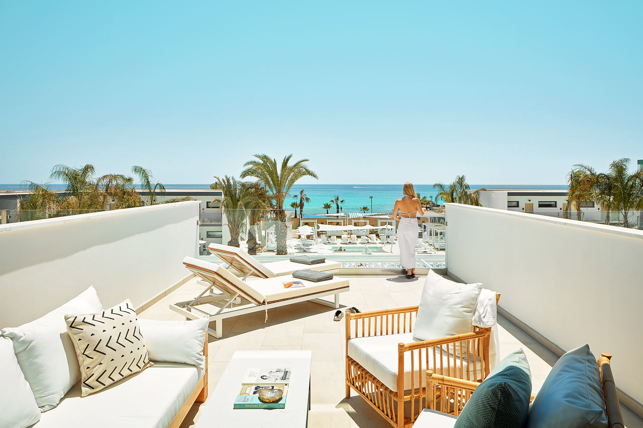 2-rums CLUB SUITE, stor balkong mot havet.