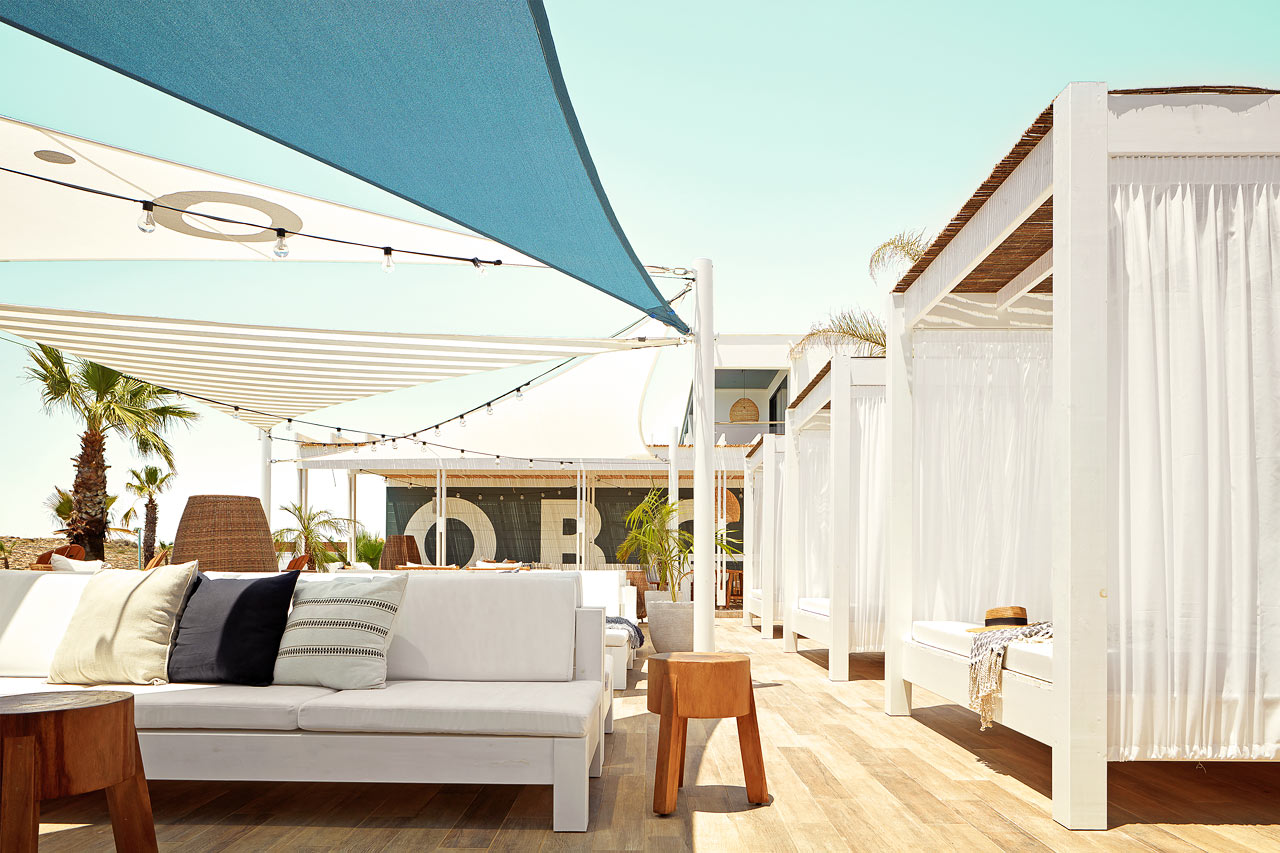 I hotellets beach club finns gott om utrymme för umgänge.