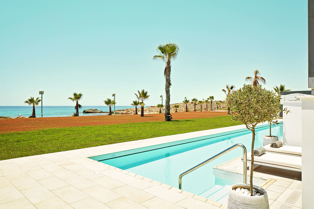 2-rums CLUB SUITE, terrass mot havet med access till privat, delad pool.