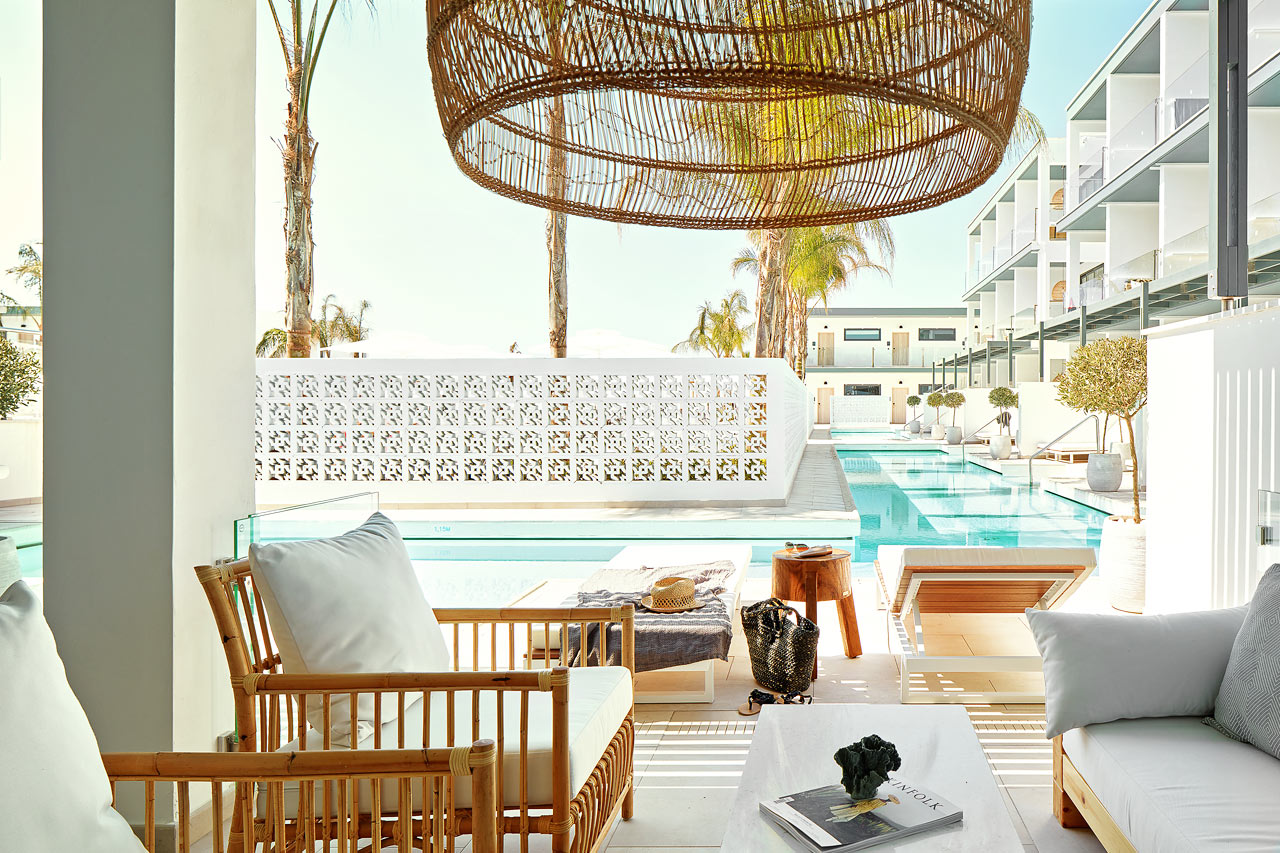 2-rums CLUB SUITE större, terrass mot poolområdet med access till privat, delad pool.