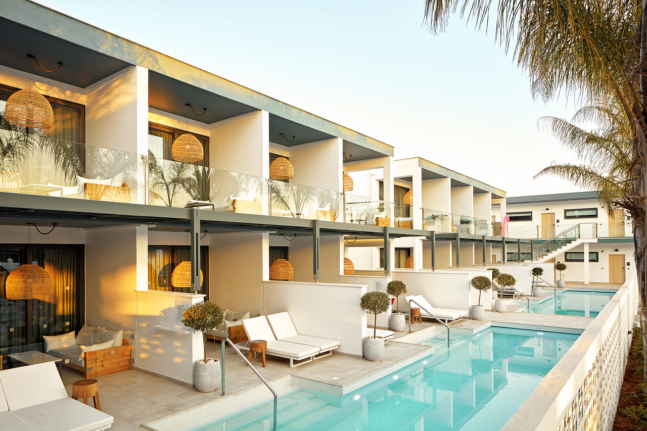 1-rums COMPACT SUITE, terrass mot poolområdet med access till privat, delad pool.