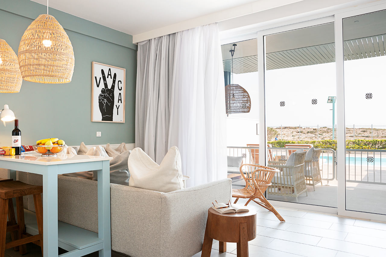 2-rums CLUB POOL SUITE, stor terrass mot havet med direkt access till privat, delad pool.