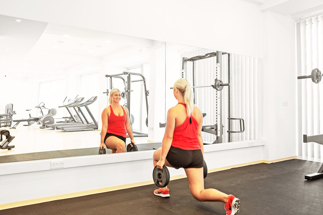I hotellets gym finns både träningsmaskiner och fria vikter