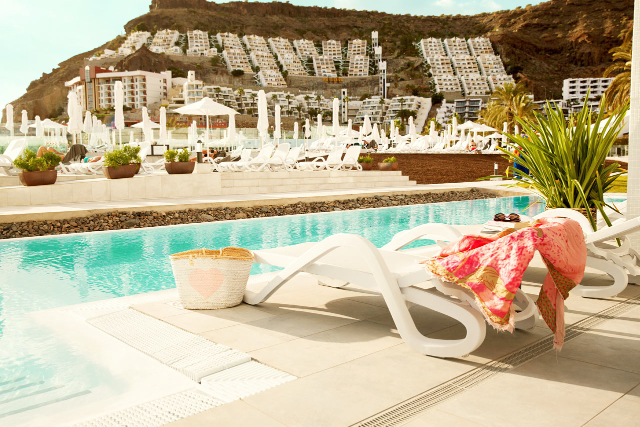 2-rums Club Suite större, inhägnad terrass med access till privat, delad pool.