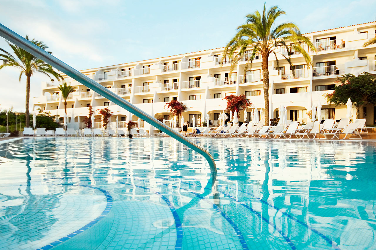 Stor pool med många solstolar