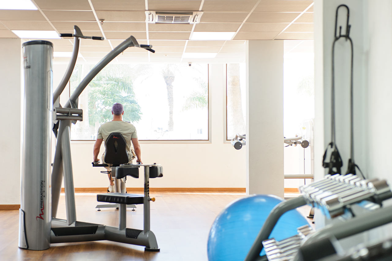 Styrketräna på egen hand i hotellets luftkonditionerade gym
