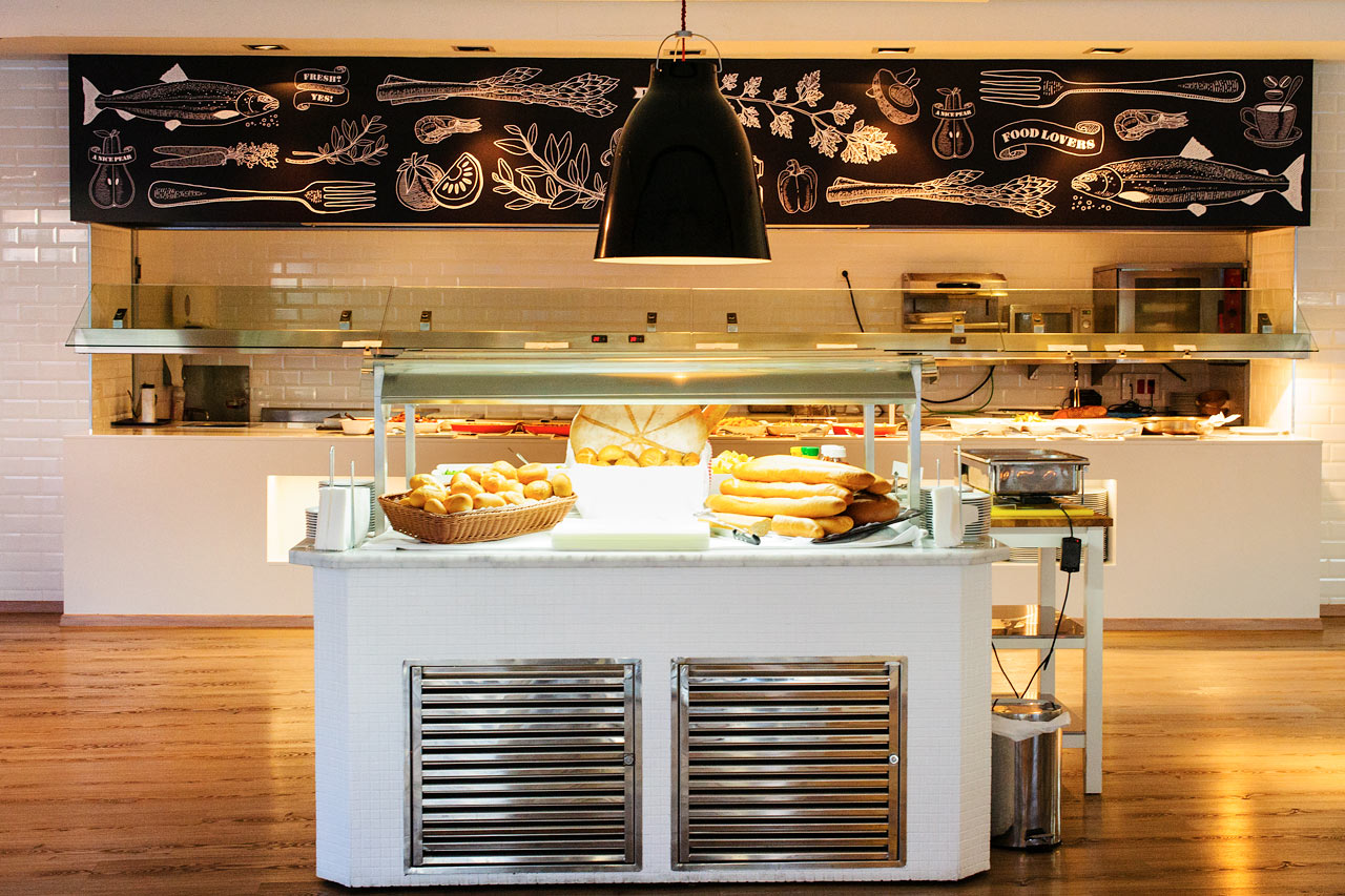 Köp till hotellets populära frukostbuffé eller prisvärda måltidspaket för en extra bekväm semester.