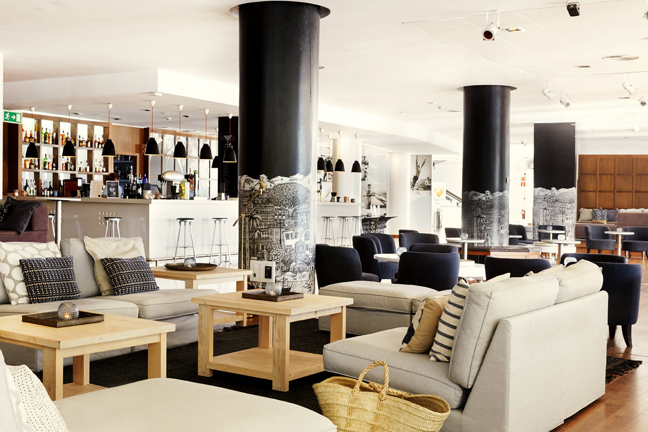 I loungebaren kan du läppja på en uppfriskande drink