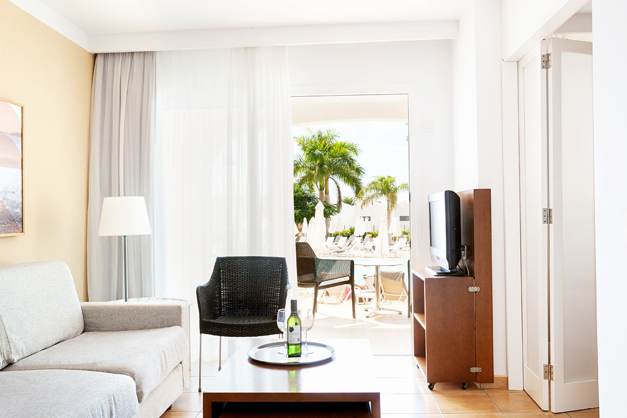 Junior Suite med terrass mot poolområdet