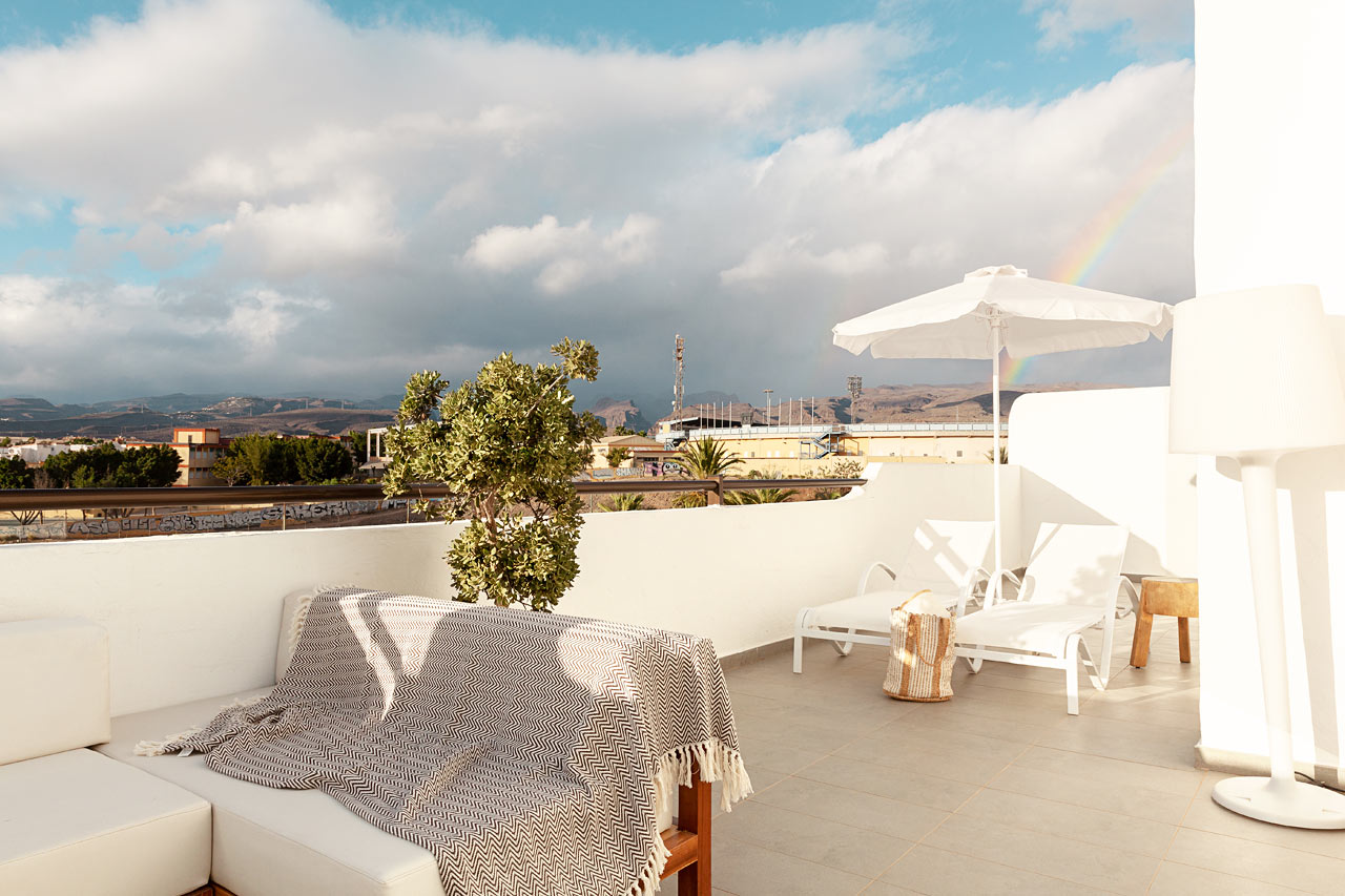 Prime Lounge Suite 2 rum, stor balkong mot poolområdet och Maspalomas
