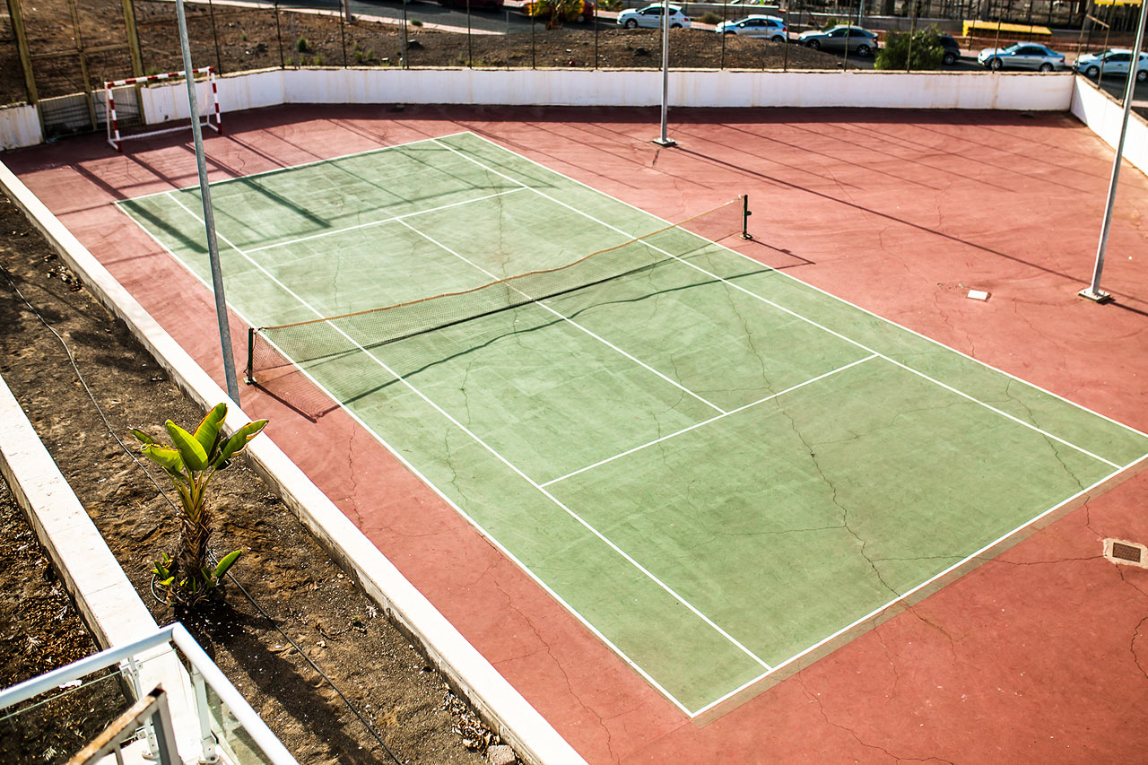 Utmana dig och dina vänner på en match på hotellets tennisplan