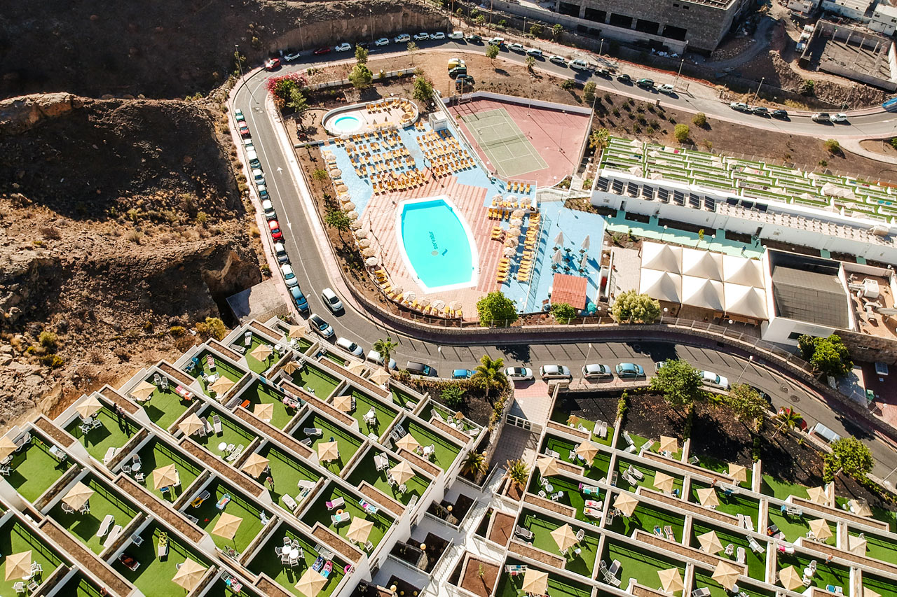 Översikt på poolområdet vid Terrazamar