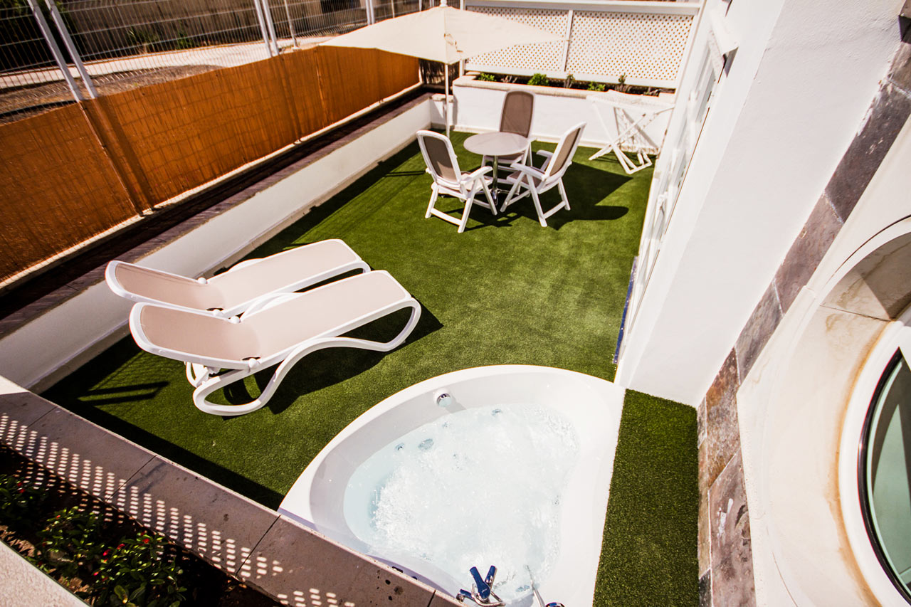 Tvårumslägenhet med balkong i markplan och bubbelpool i Terrazamar-byggnaden