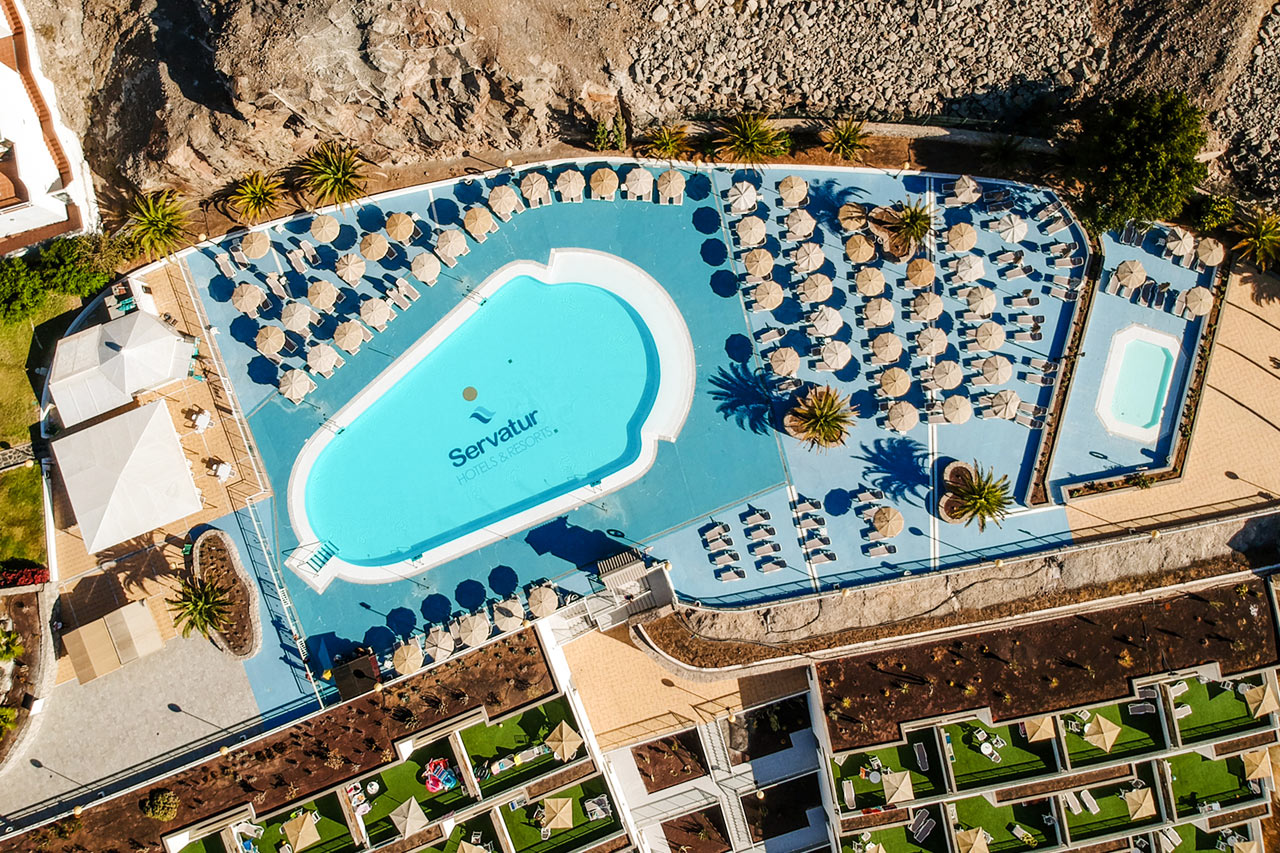 Poolområdet vid Sunsuite