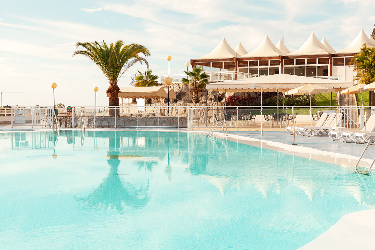 Poolområdet vid Sunsuite