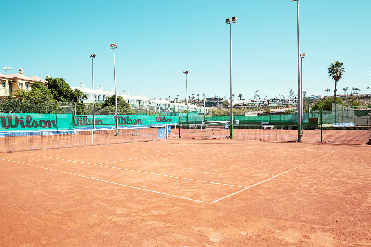 Precis bredvid hotellet ligger en fin tennis/padel anläggning