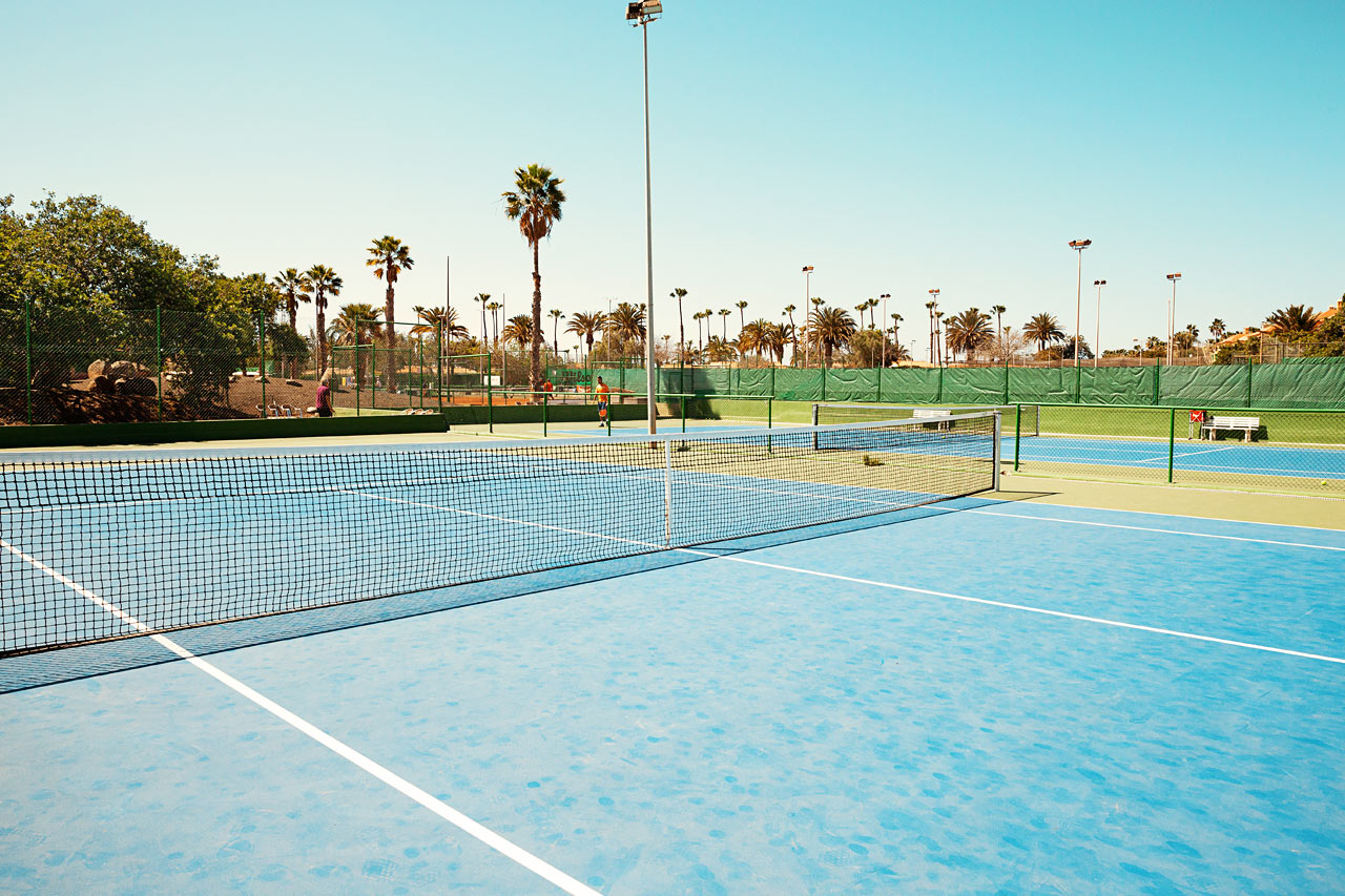 Precis bredvid hotellet ligger en fin tennis/padel anläggning
