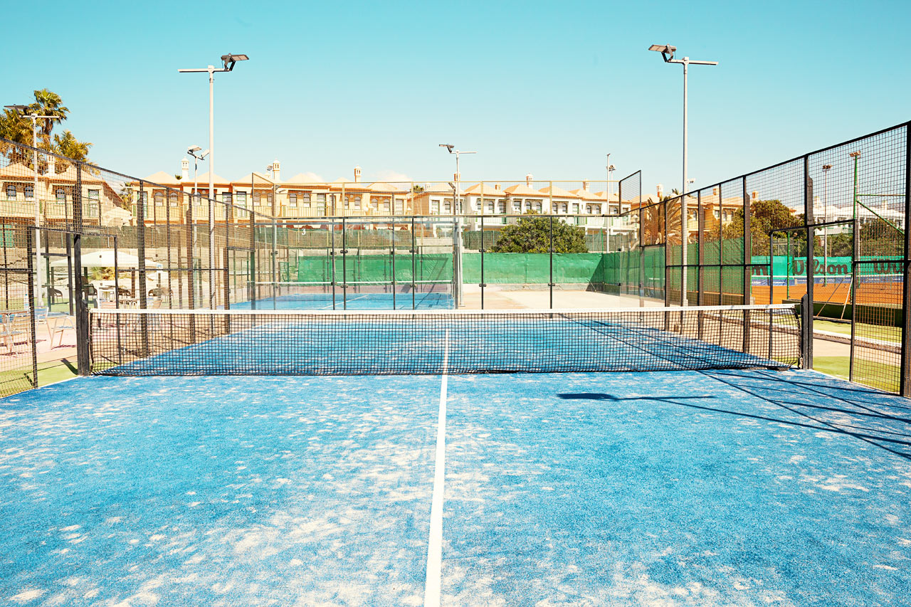 Precis bredvid hotellet ligger en fin tennis/padel anläggning
